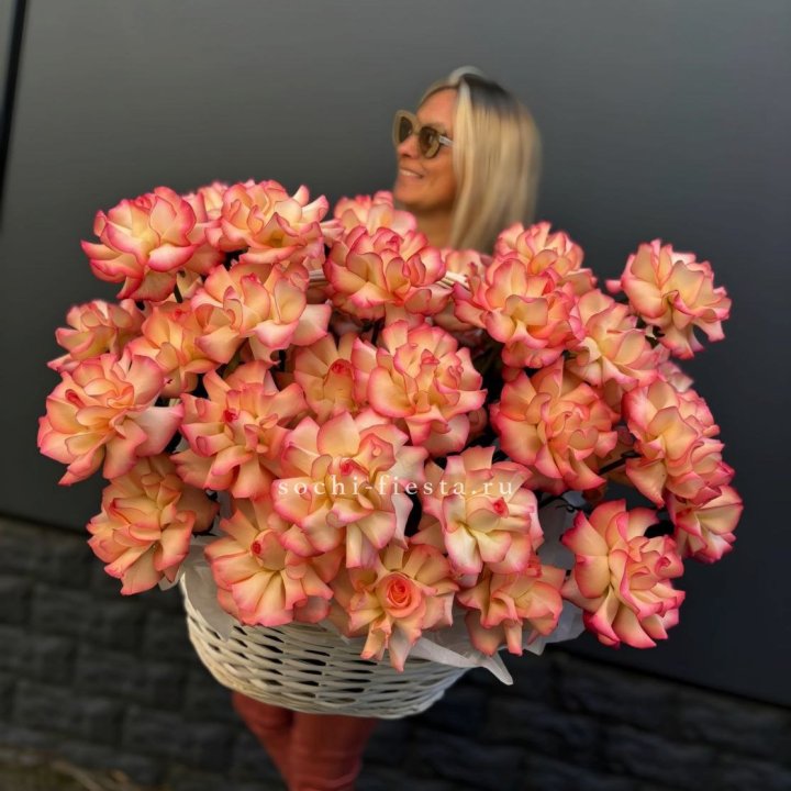 45 французских роз Джумилия в корзине в Новосибирске