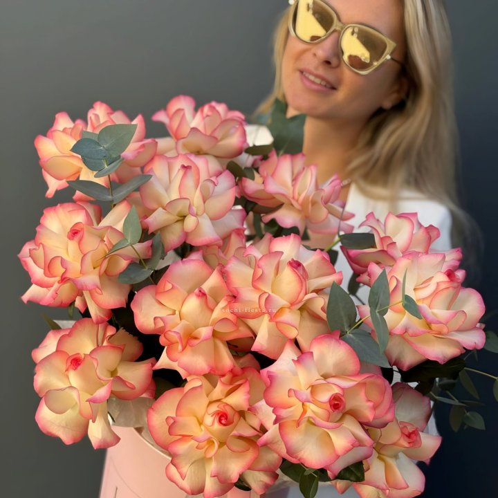 15 французских  роз Джумилия в боксе с доставкой в Новосибирске