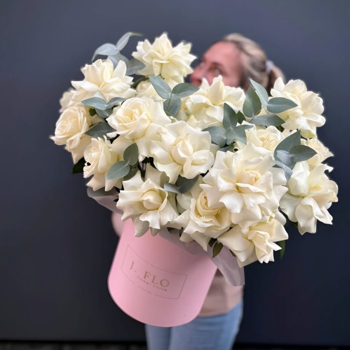 25 Французских белых роз в боксе в Новосибирске