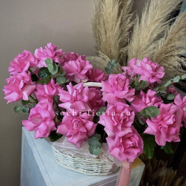 25 роз в цветочной корзине Пинк в Новосибирске