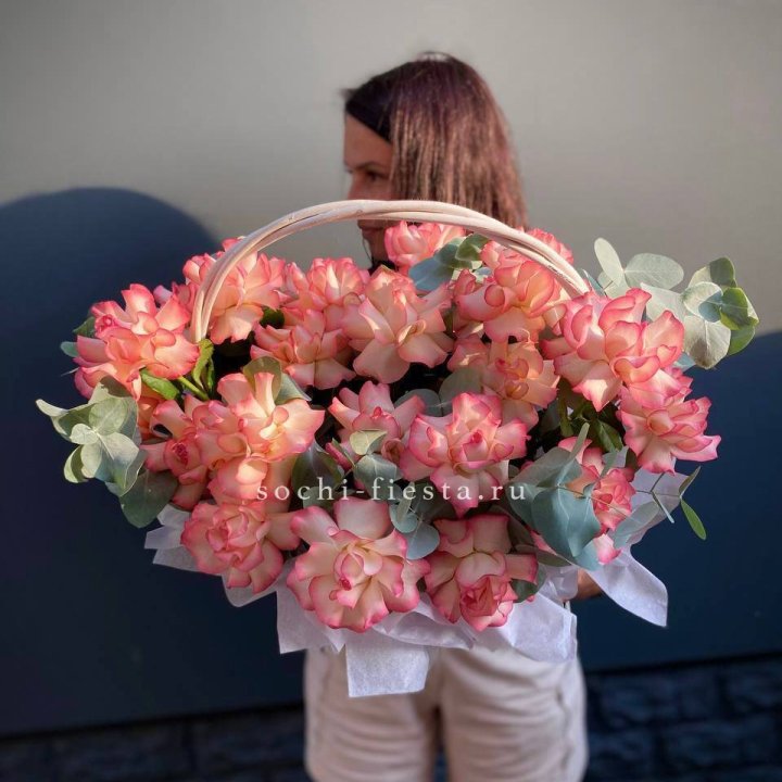 25 Французских роз Джумилия в корзине в Новосибирске