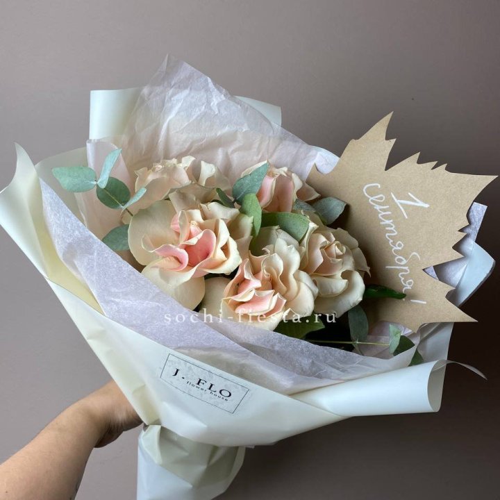 Букет кремовых роз к дню знаний в Новосибирске