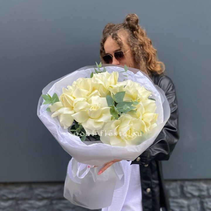 7 Белых французских роз  в Новосибирске