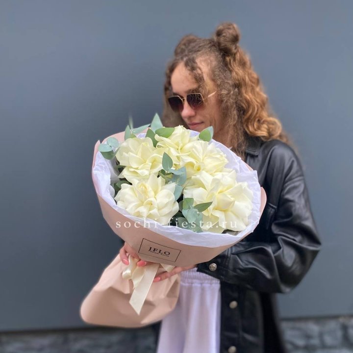 5 Белых французских роз в Новосибирске