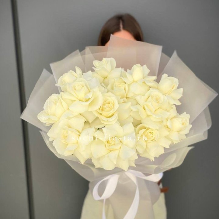 13 белых роз в Новосибирске