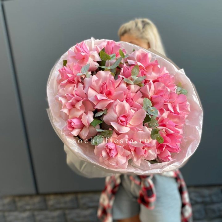 17 розовых роз в Новосибирске