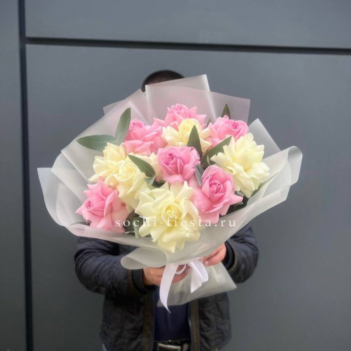 11 бело-розовых роз с доставкой в Новосибирске