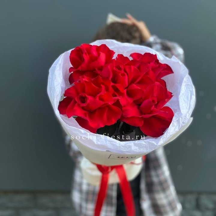 5 французских красных роз в Новосибирске