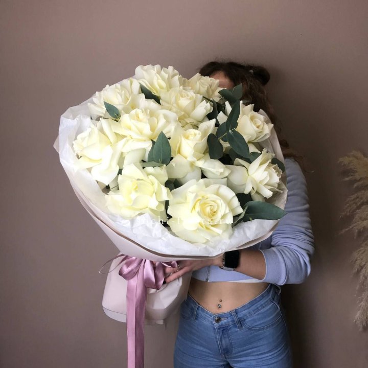 11 Белых французских роз "Вайт найс" с доставкой в Новосибирске