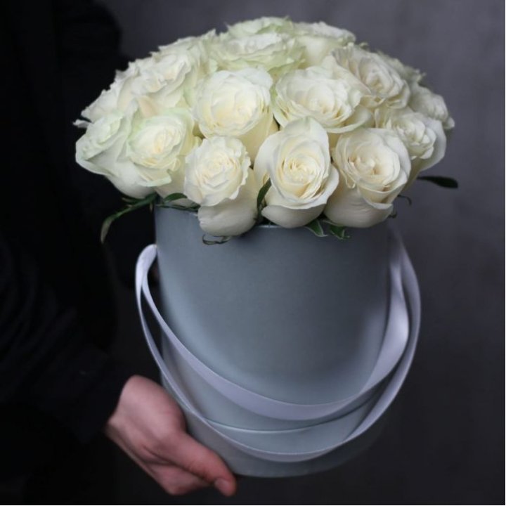 15 белых роз в цилиндре в Новосибирске