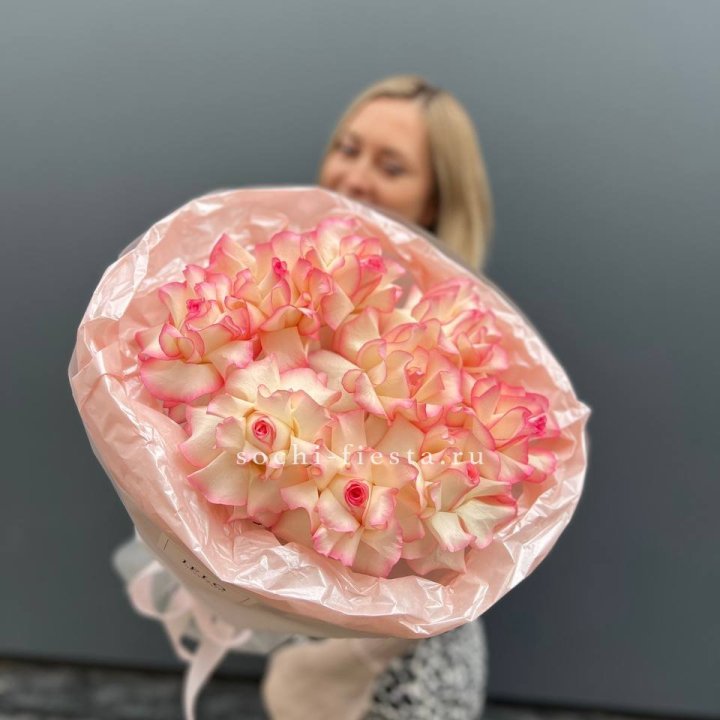 9 французских роз Джумилия в нежном оформлении в Новосибирске