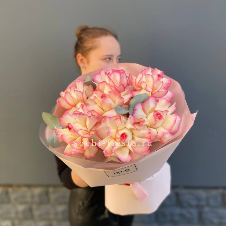 7 французских роз Джумилия с доставкой в Новосибирске