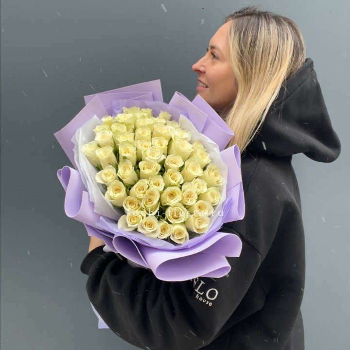 51 белая кенийская роза в оформлении в Новосибирске