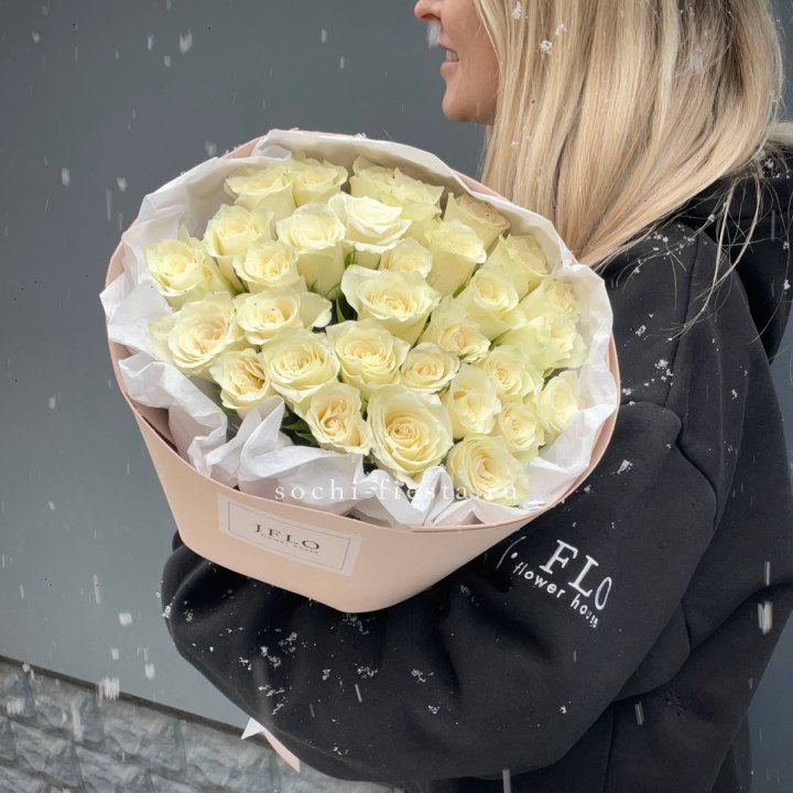 31 белая роза в оформлении в Новосибирске