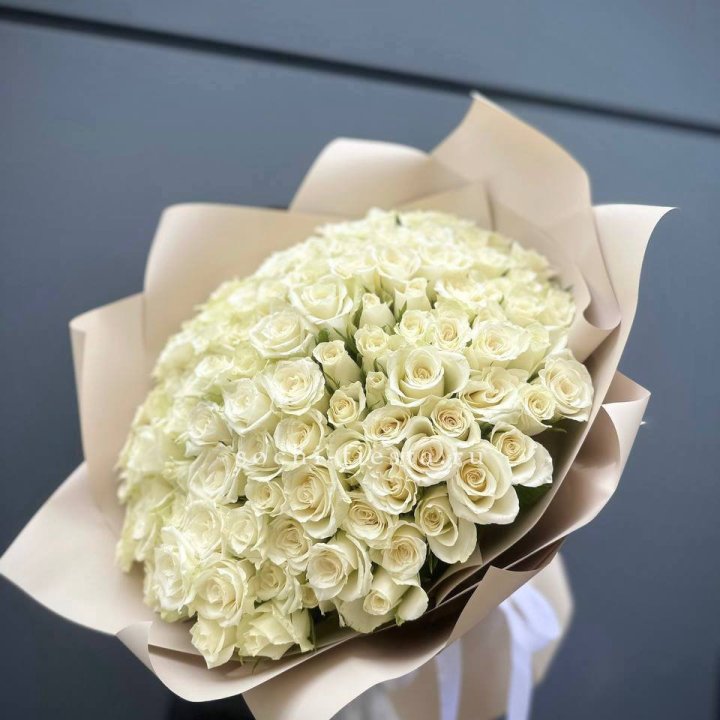 101 белая роза Атена в Новосибирске