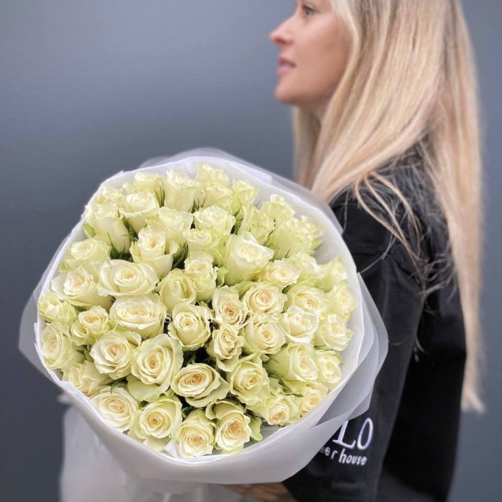 Воздушный букет из 51 белой кенийской розы в Новосибирске