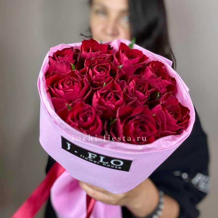 11 красных роз мадам ред в Новосибирске
