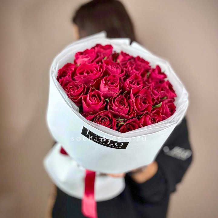 Букет красных роз мадам ред в Новосибирске