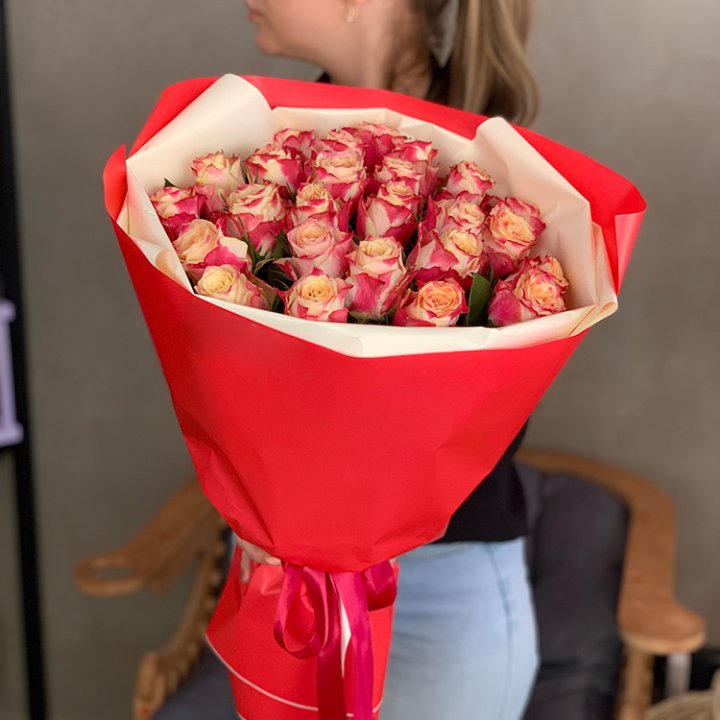 Букет роз Chapeau в Новосибирске