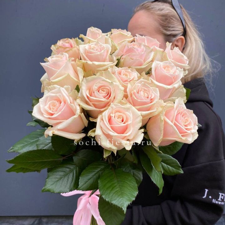 15  кремовых высоких роз с доставкой в Новосибирске
