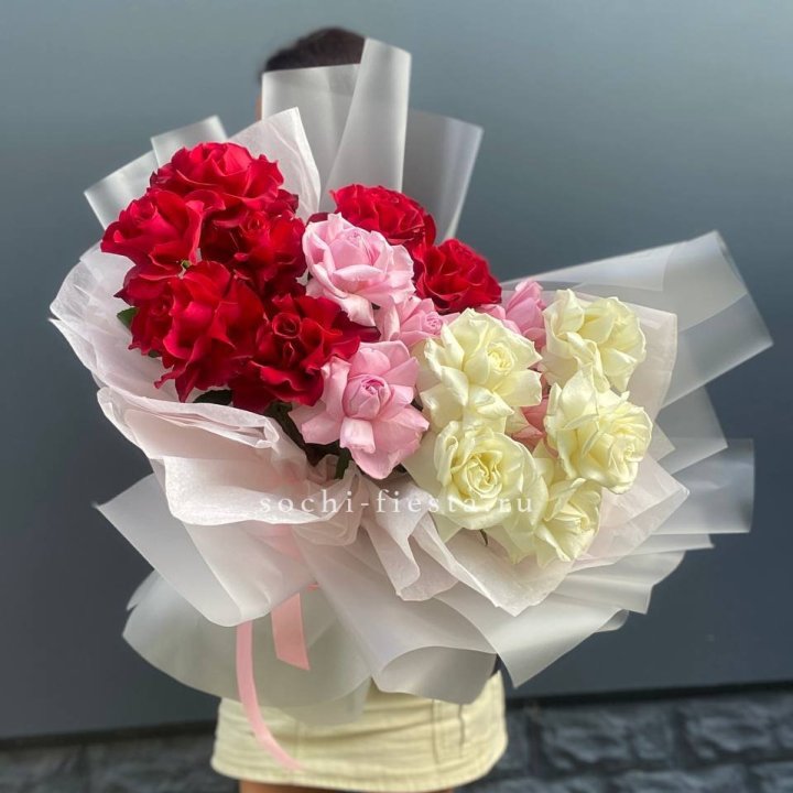 Микс из 17 роз в Новосибирске