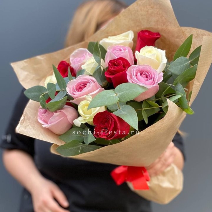 Букет из 15 роз с эвкалиптом в Новосибирске