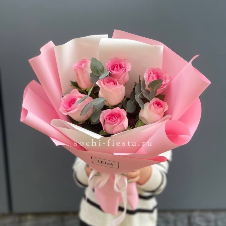 7 роз с эвкалиптом в Новосибирске