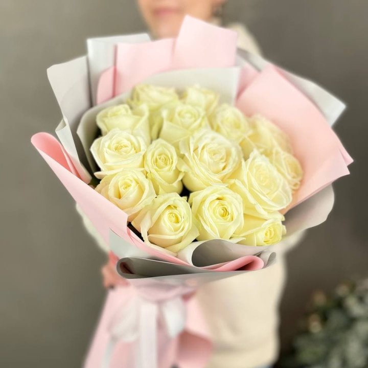 15 белых роз пудра в Новосибирске