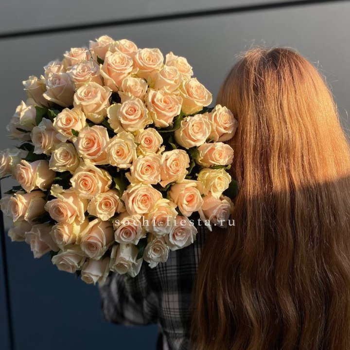 Охапка кремовых роз в Новосибирске