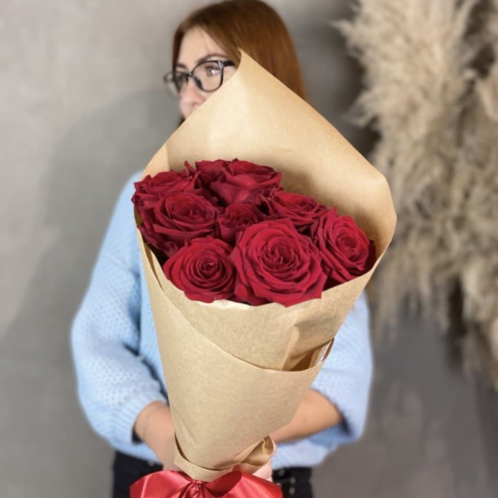 9 красных роз в крафте в Новосибирске