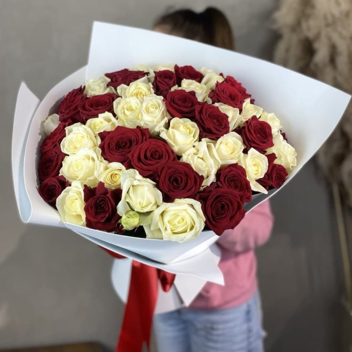 51 красная и белая роза в Новосибирске