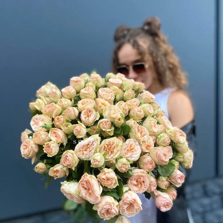 25 пионовидных роз в Новосибирске