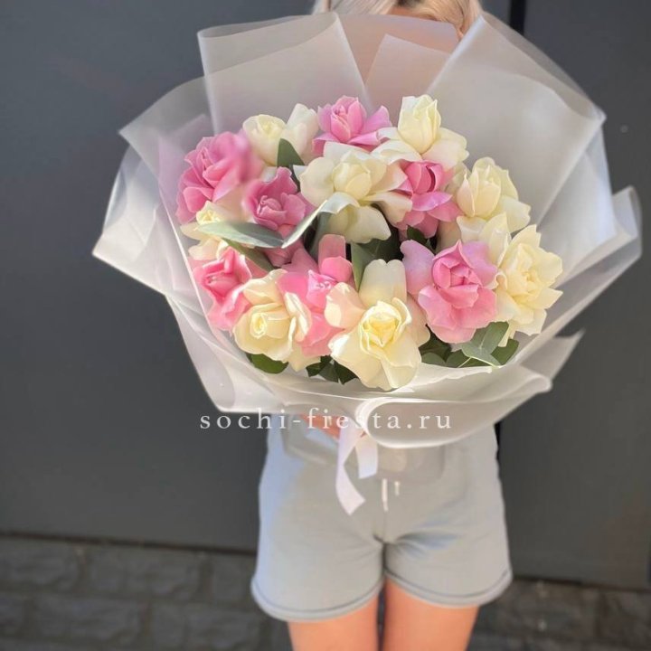 15 бело-розовых роз в Новосибирске