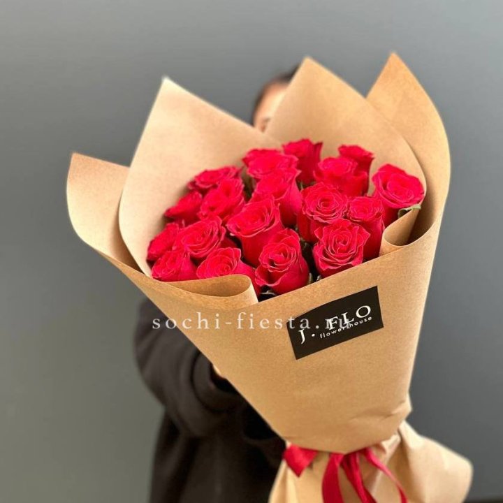 19 красных роз в крафте в Новосибирске