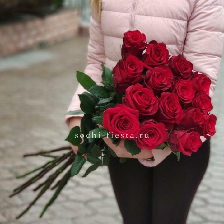 15 высоких красных роз в Новосибирске