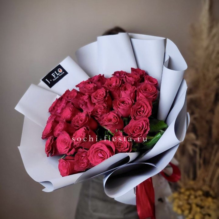 Красные розы 33 шт в Новосибирске