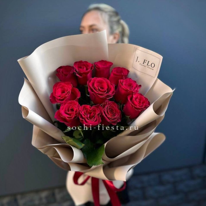 Букет красных роз "Наоми" с доставкой в Новосибирске