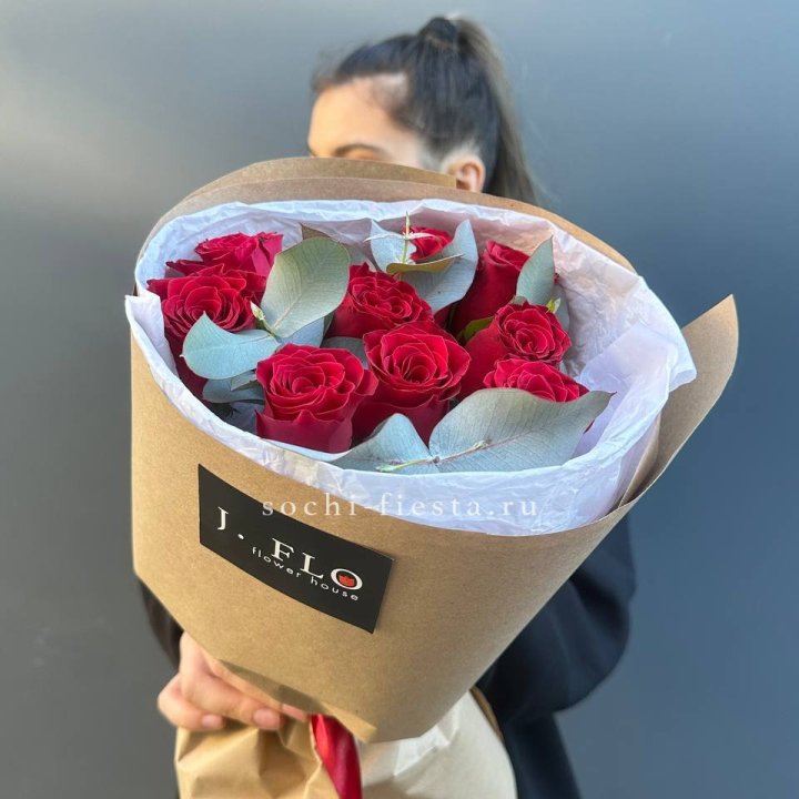 9 роз с эвкалиптом в Новосибирске