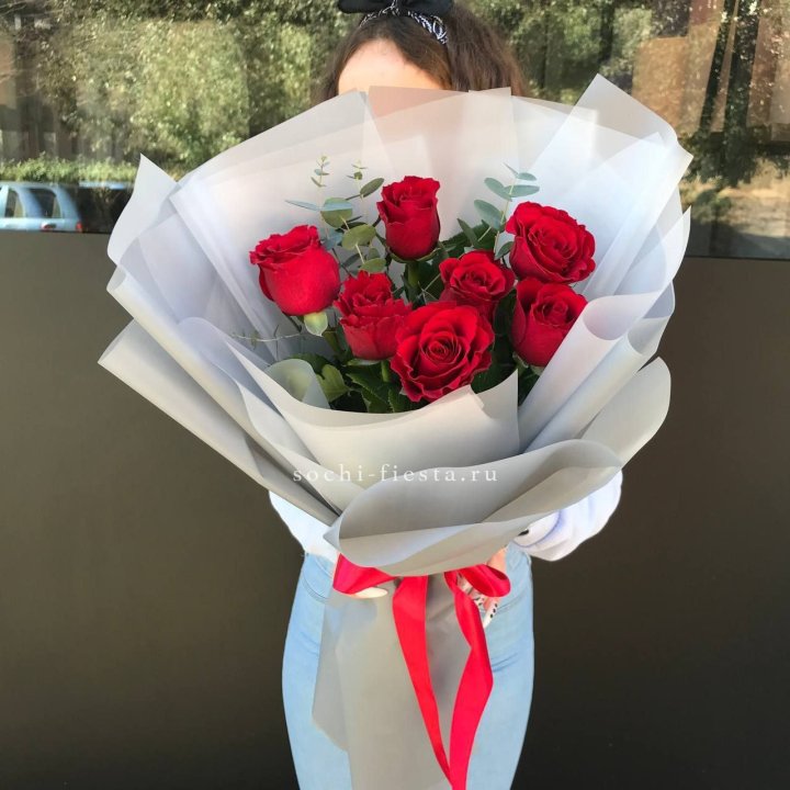 7 красных роз с эвкалиптом  в Новосибирске