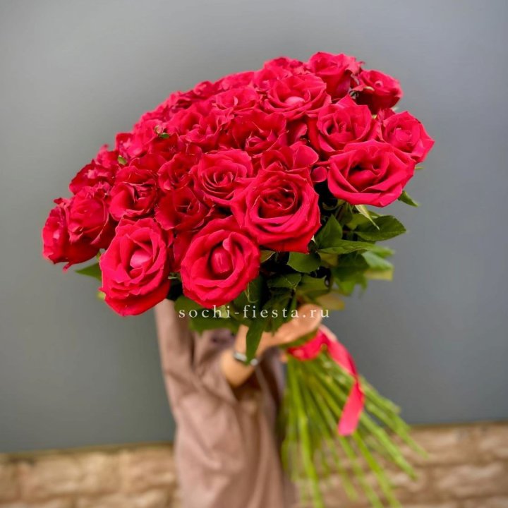 51 высокая красная роза в Новосибирске