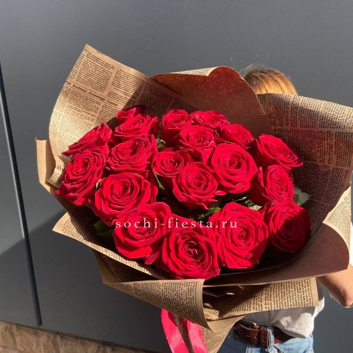 19 красных роз Леди Крафт в Новосибирске