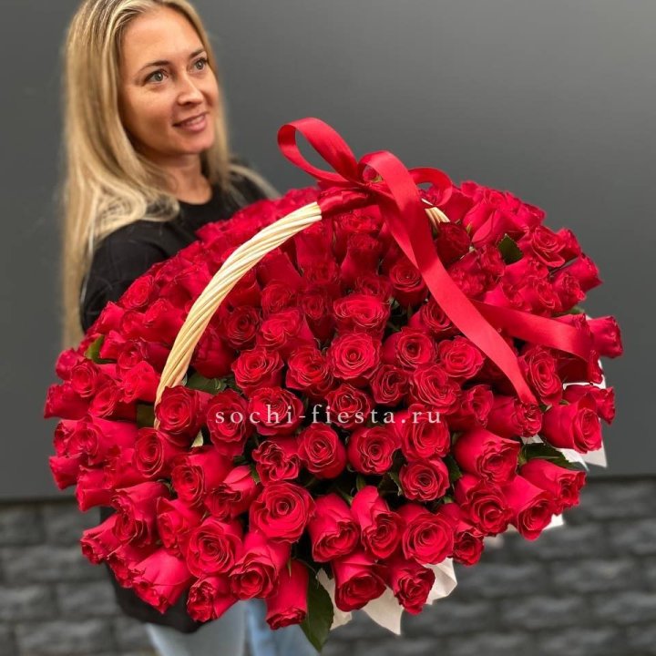 151 красная  роза в корзине в Новосибирске