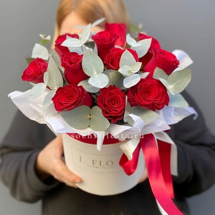 11 роз в шляпной коробке в Новосибирске