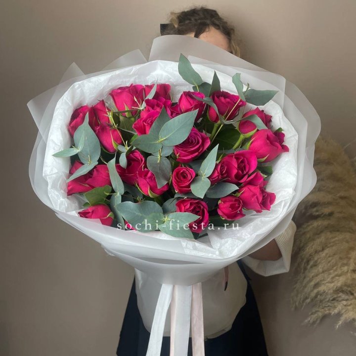 25 малиновых роз с эвкалиптом в Новосибирске