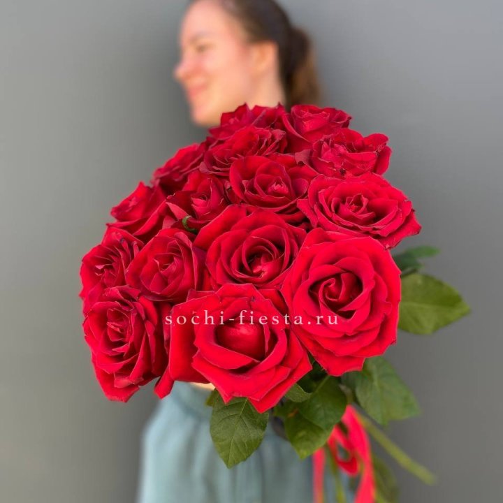 15 красных роз под ленту в Новосибирске