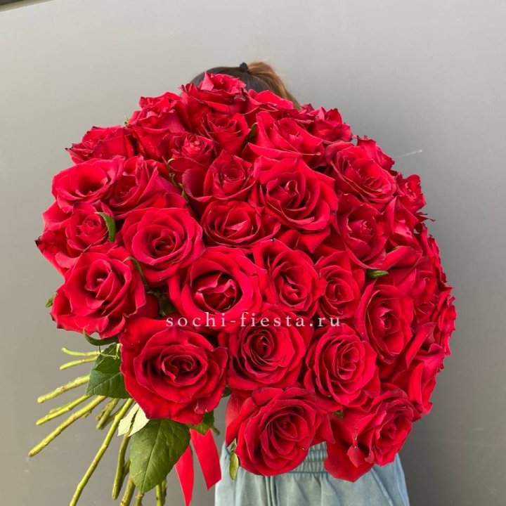 35 красных роз под ленту с доставкой в Новосибирске