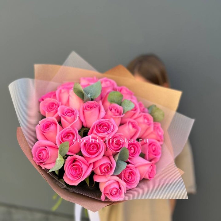 31 розовая роза с эвкалиптом в Новосибирске