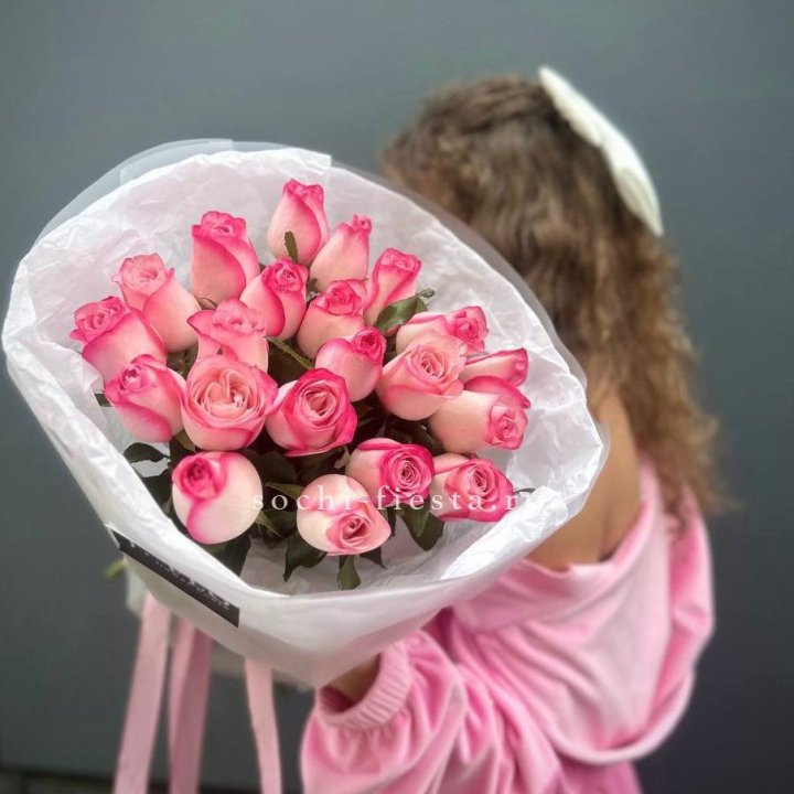 21 розовые розы Венди  в оформлении в Новосибирске