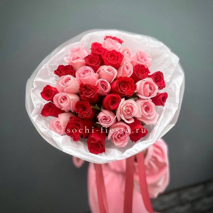Букет красных и розовых 35 роз в Новосибирске
