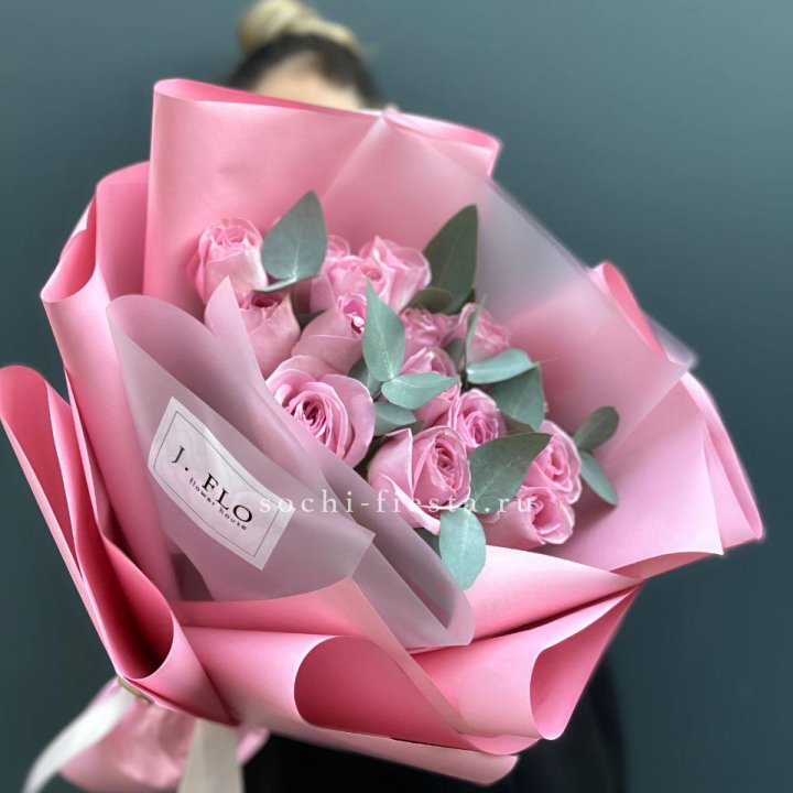 15 Розовых роз с эвкалиптом в Новосибирске